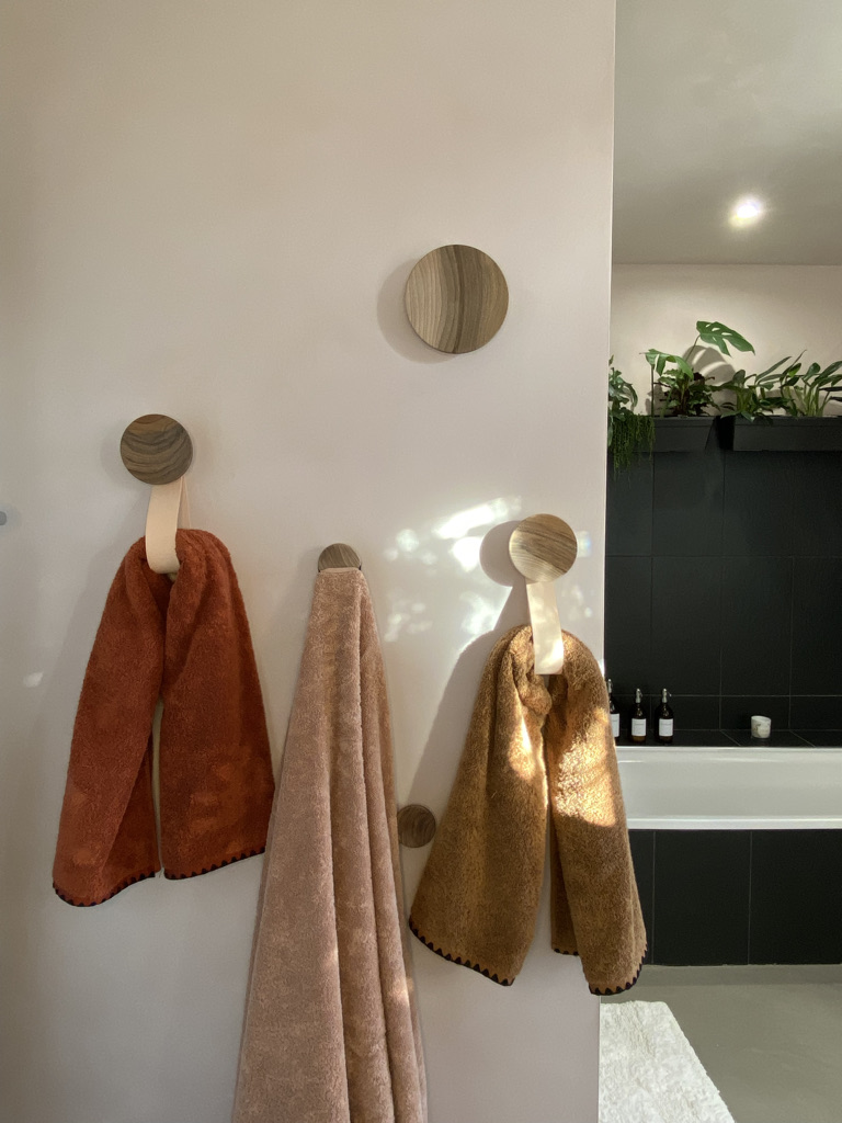 Patères sur mesure, noyer et cuir