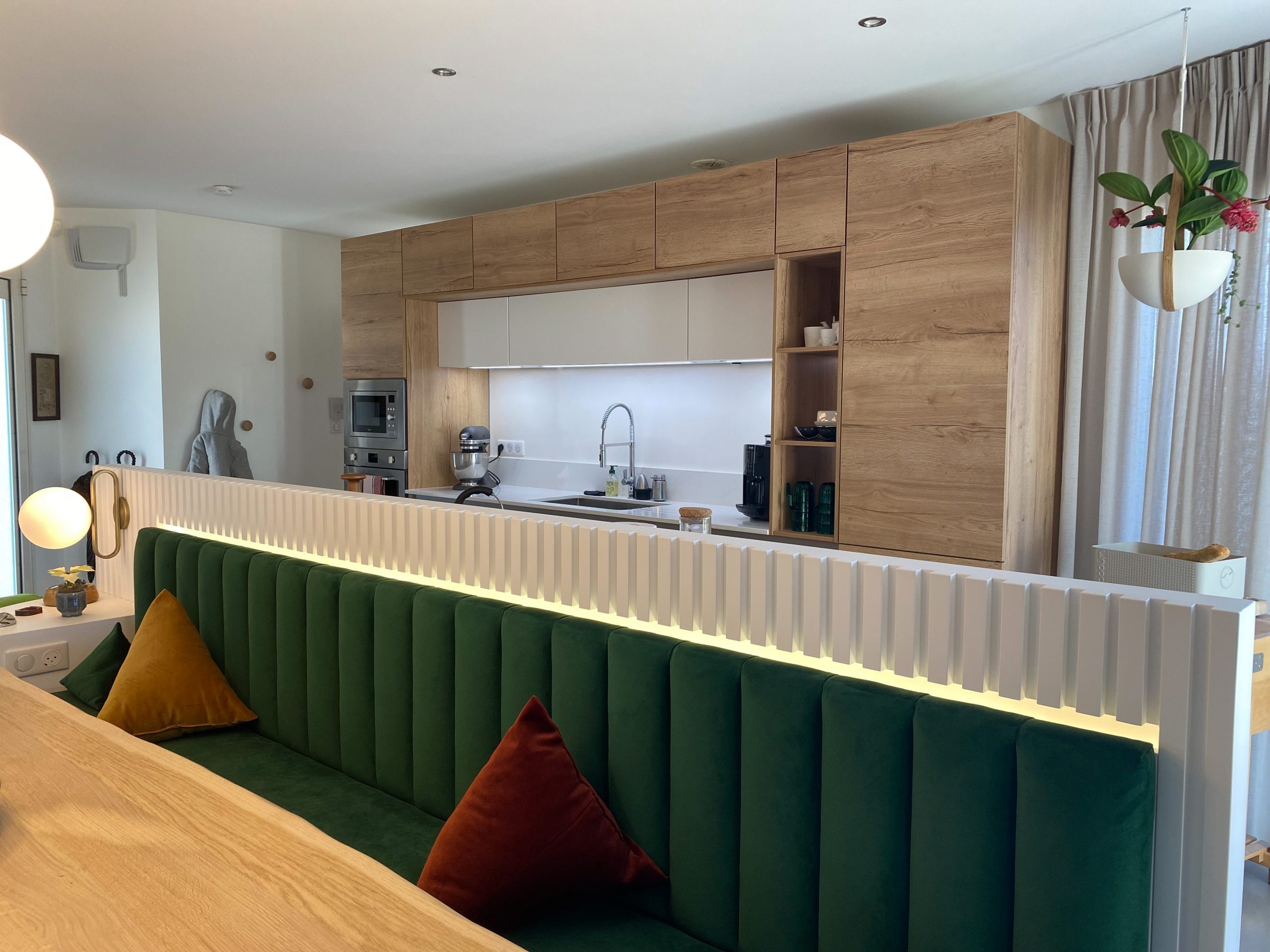 Banquette avec dosseret tasseaux leds